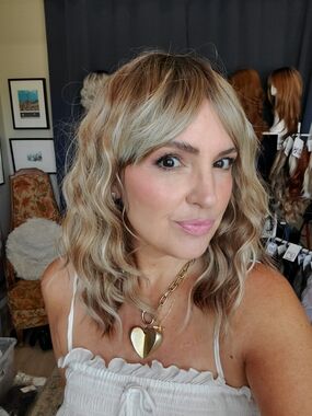 384 Blonde Short Wavy Short Center Bang Shoulder Synthetic wig 12-14”
